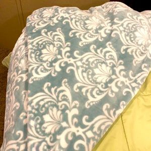 Twin size luxe blanket